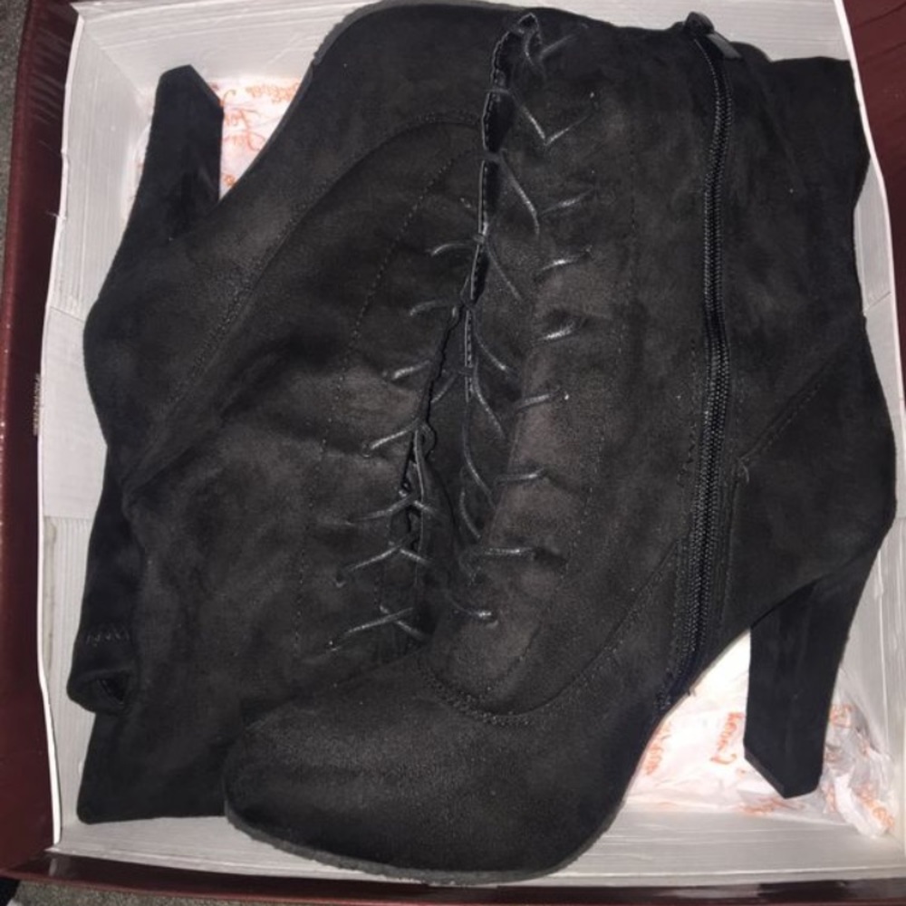 Knee high boots. - Picture 2 of 4